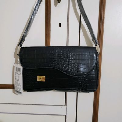 Brand new with tags Van Heusen Purse Black