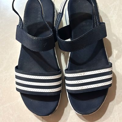 27 Comfy Sandals Reviewers Walked In For Hours