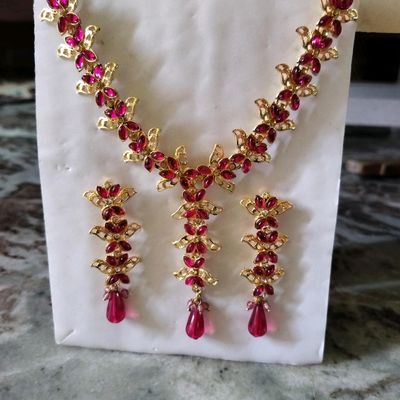 Round Cut Claw Prong Necklace, Hot Pink