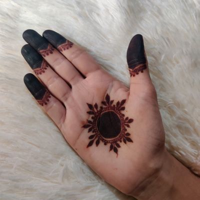 Henna hand with detailed floral design on palm png download - 2384*4176 -  Free Transparent Henna Designs png Download. - CleanPNG / KissPNG