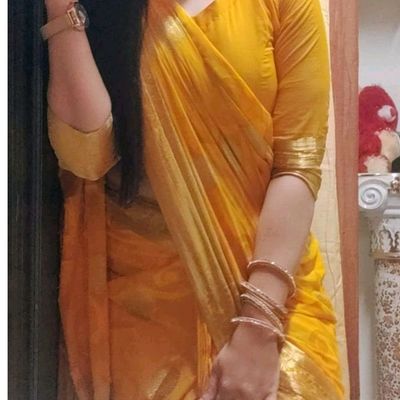 Haldi function ... Yellow Saree with flower jewellary | India beauty women, Yellow  saree, Desi beauty