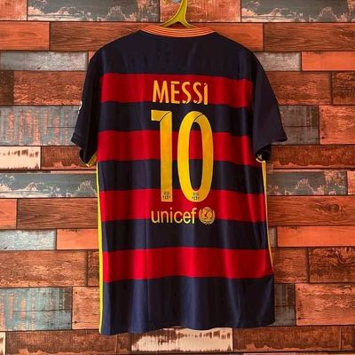 T-Shirts & Shirts  FC Barcelona 2015-16 Home Kit. Size: M With