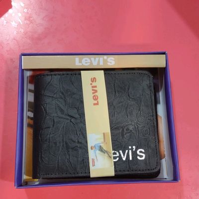 Buy Levi's Men's Leather Trifold Wallet with Stitch Detail and Logo (Brown,  One Size) at Amazon.in