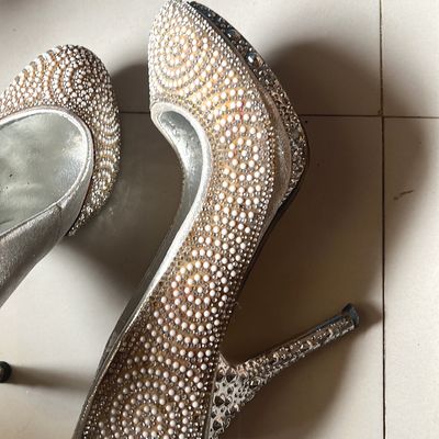 Fashionable diamond-studded sandals