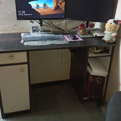 Computer table and 2024 chair set olx