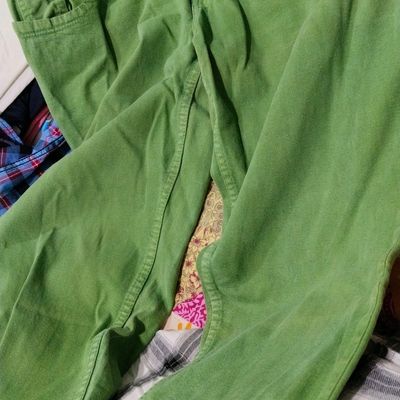 Which color top can go with green pants? - Quora