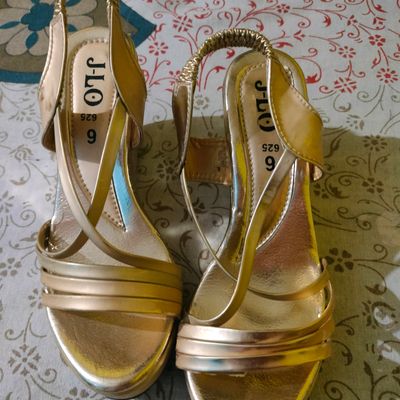 Ethnic wear store heels