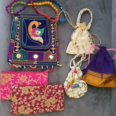 GoldGiftIdeas Triangle Shape Potli Bags with Flower Thread Work, Potli  Pouch for Return Gifts, Shagun Potlis for Women, Bridal Potli Clutch for  Wedding, Ethnic Party Favor Bags (Set of 5): Handbags: Amazon.com