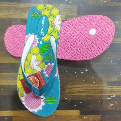 Lip outlet lock chappal