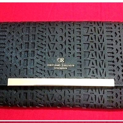 Sold 🎀 Christmas sales 🎄🎉 Oriflame exclusive Icona Purse..🖤 MRP: 2499/-  Offer : 750/- (DESCRIPTION: Generously sized purse in Saffiano… | Instagram