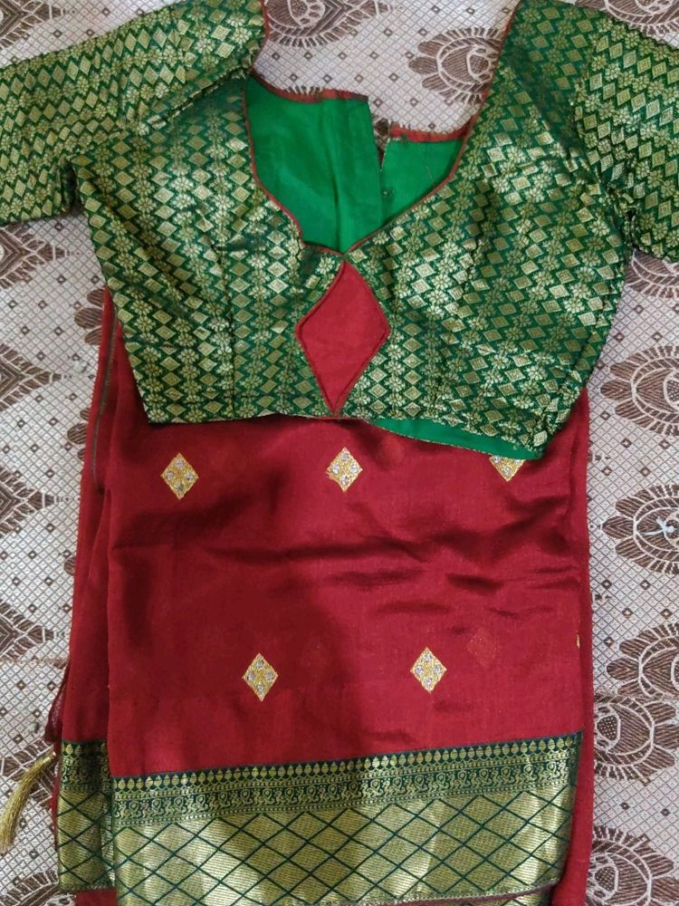 Sarees | Maroon Saree With Green Blouse | Freeup